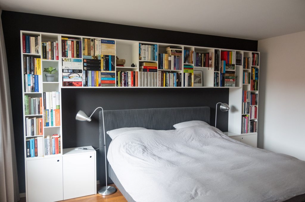 Bedombouw met nachtkastjes en boekenplanken