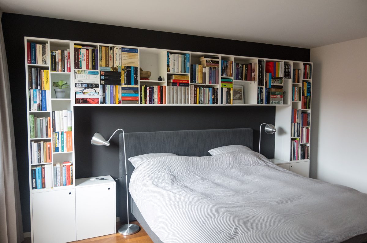 Bedombouw met nachtkastjes en vakkenkast voor boeken