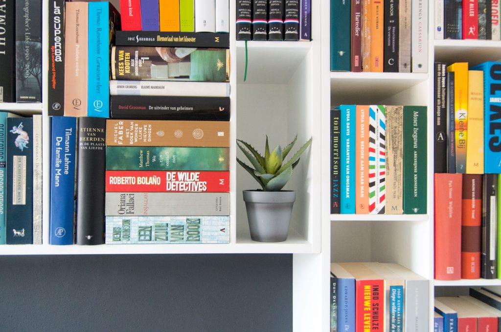 Bedombouw met nachtkastjes en boekenplanken